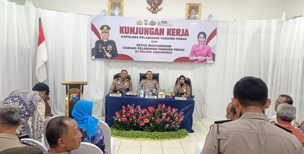 Kunjungan Kapolres Pelabuhan Tanjung Perak ke Polsek Asemrowo, AKBP Irwan Kurniawan Tekankan Kedisiplinan dan Pelayanan