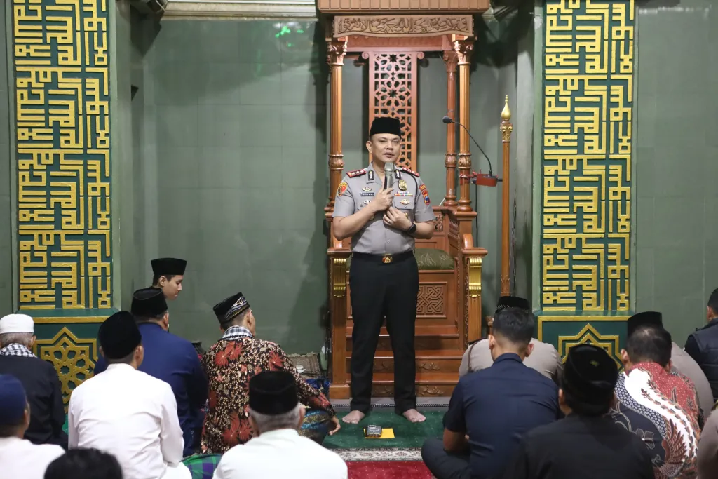 Subuh Keliling: Kapolres Tanjung Perak Ajak Warga Jaga Keamanan Lingkungan. 