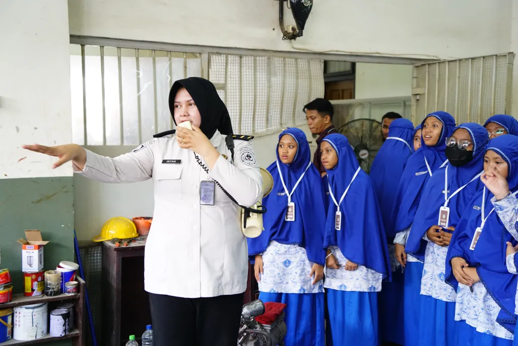 Tanamkan Kesadaran Hukum Sejak Dini, 64 Siswa SMPIT Al-Irsyad Kunjungi Lapas Narkotika Pamekasan