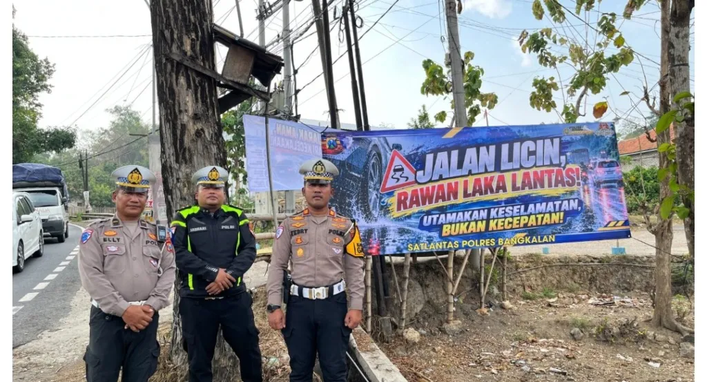 Satlantas Polres Bangkalan Pasang Spanduk Himbauan Operasi Patuh Semeru 2026 di Jalan Raya Tanah Merah dan Galis.