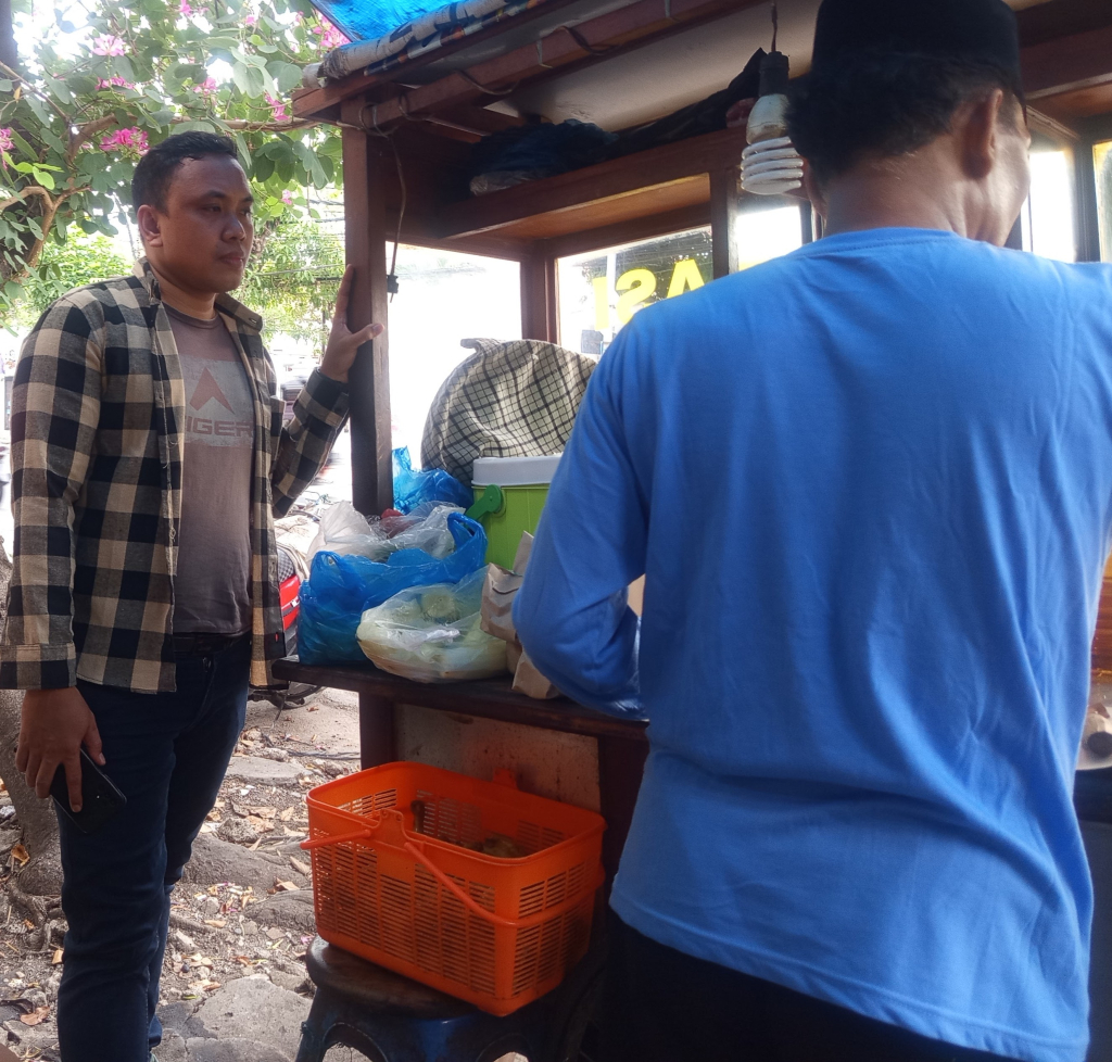 Semangat Subairi Jualan Bebek di  Hari Minggu Telah di Padati Pengunjung