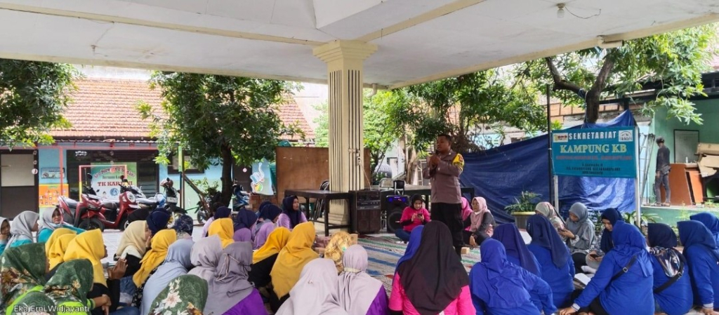 Jumat Curhat di Karangpoh, Kapolsek Tandes Ingatkan Warga Waspadai Jeratan Judi Online dan Pinjol Ilegal
