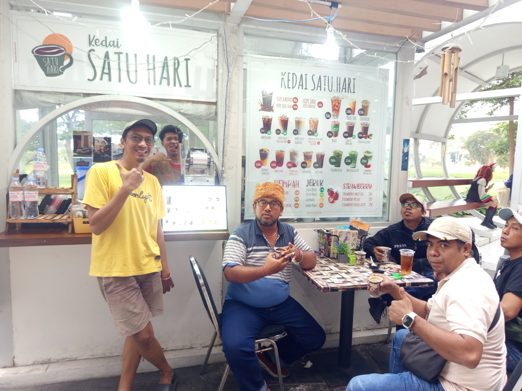Pemilik Kedai Satu Hari Ngopi Bersama Awak Media di Fairway Mall (Lenmarc) Surabaya