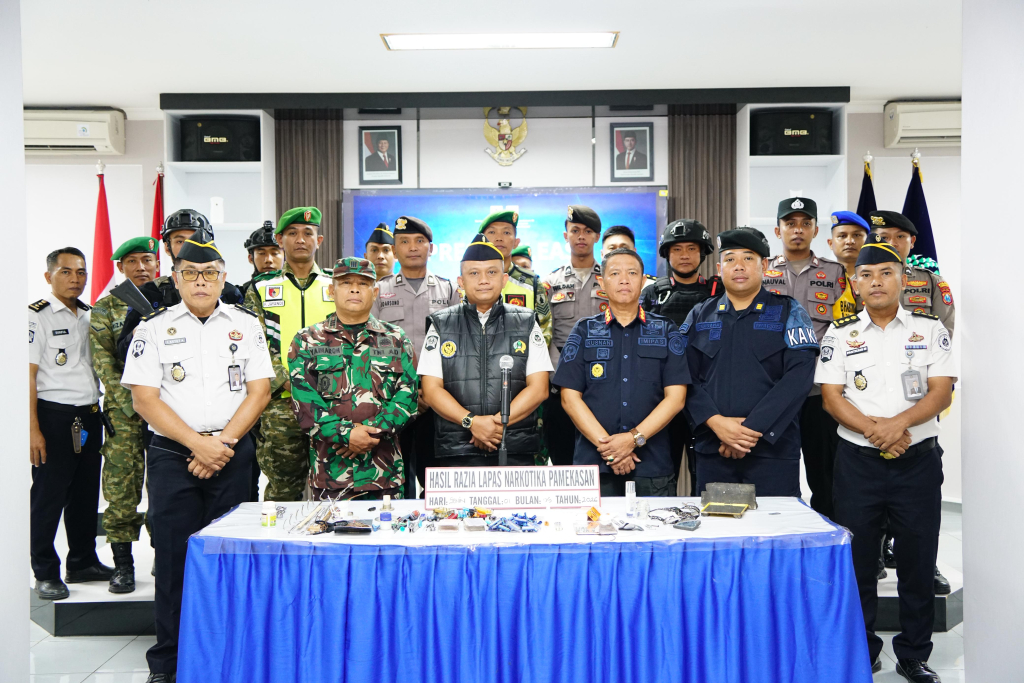 “Sinergi TNI-Polri dan Pemasyarakatan, Lapas Narkotika Pamekasan Gelar Razia Menyeluruh Blok Hunian”