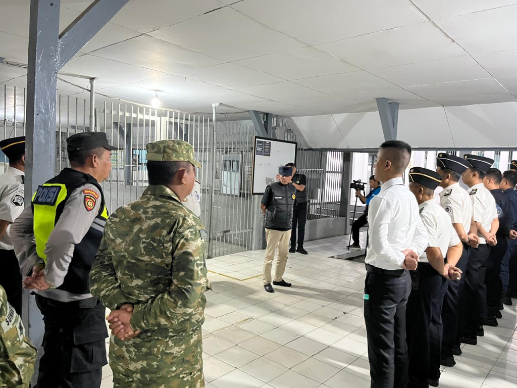 Rutan Klas IIB Sampang Gelar Penggeledahan Gabungan Bersama TNI-Polri, Tegaskan Komitmen Zero HALINAR