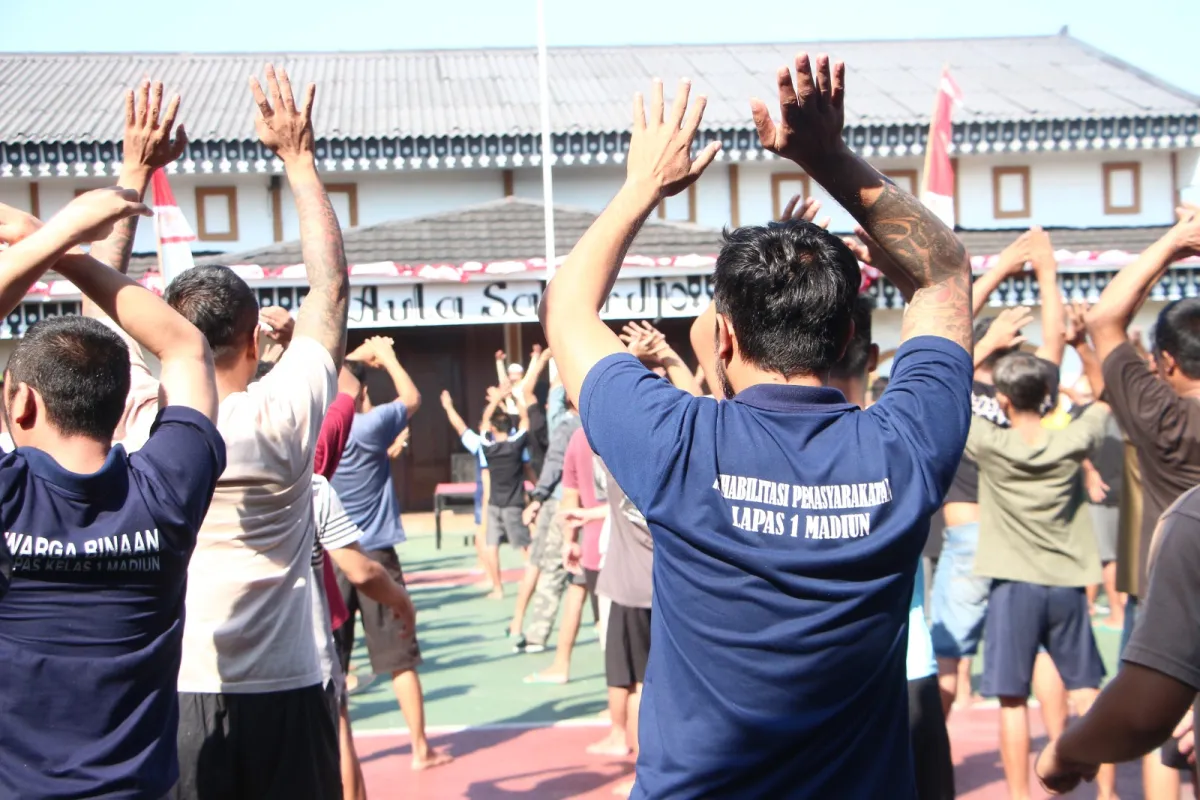 Senam Pagi Penuh Semangat, Warga Binaan Lapas Kelas I Madiun Wujudkan Hidup Sehat dan Disiplin