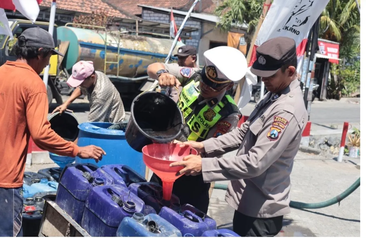 Kemarau Melanda, Polres Gresik Salurkan Bantuan Air Bersih ke 3 Desa di Balongpanggang