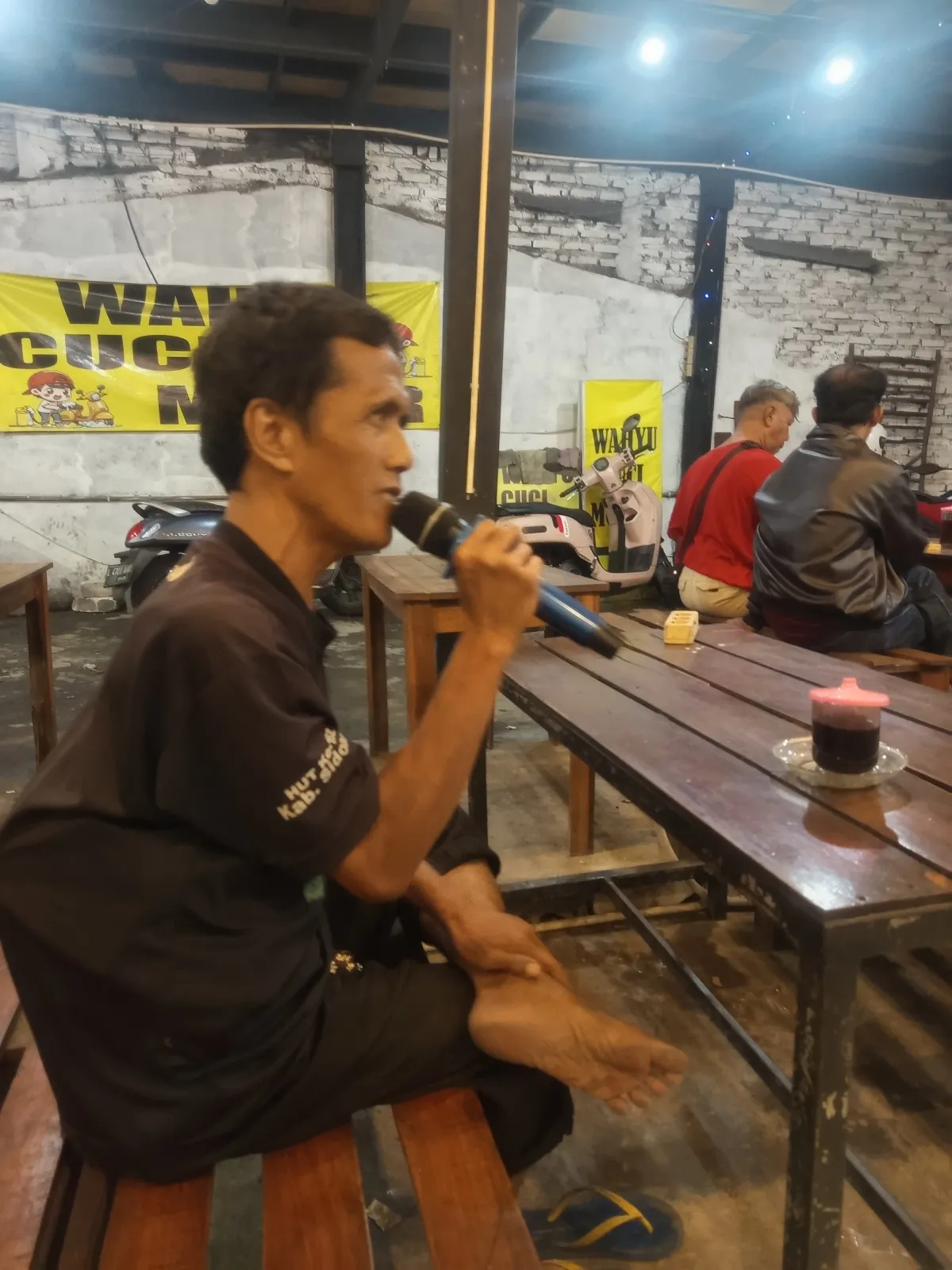 Tetap Semangat Bernyanyi dan Hibur Pengunjung Warkop Bikin Salut Tak Bisa Melihat, Sukoco Tetap Percaya Diri
