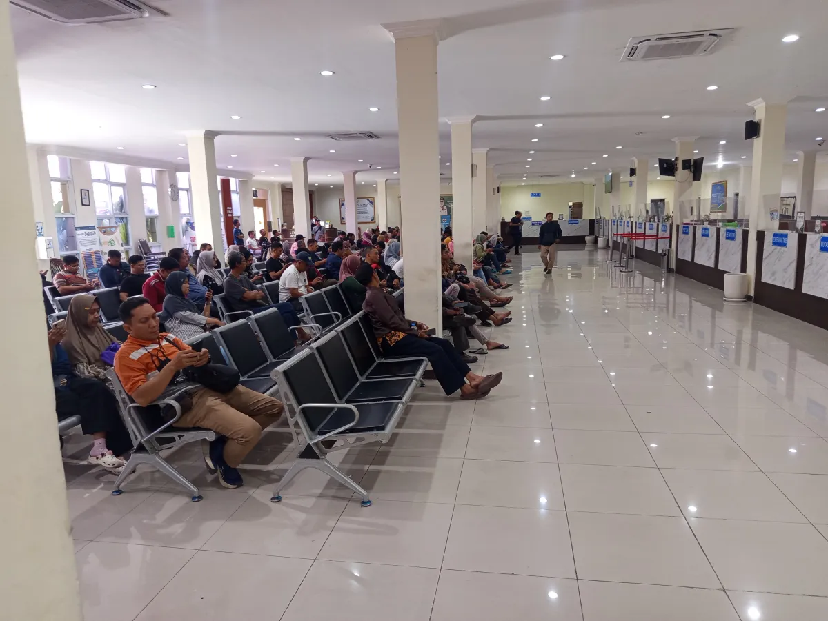 Sabtu Pelayanan Pajak Kendaraan di Samsat Gresik Dipadati Wajib Pajak, Antusiasme Masyarakat Meningkat