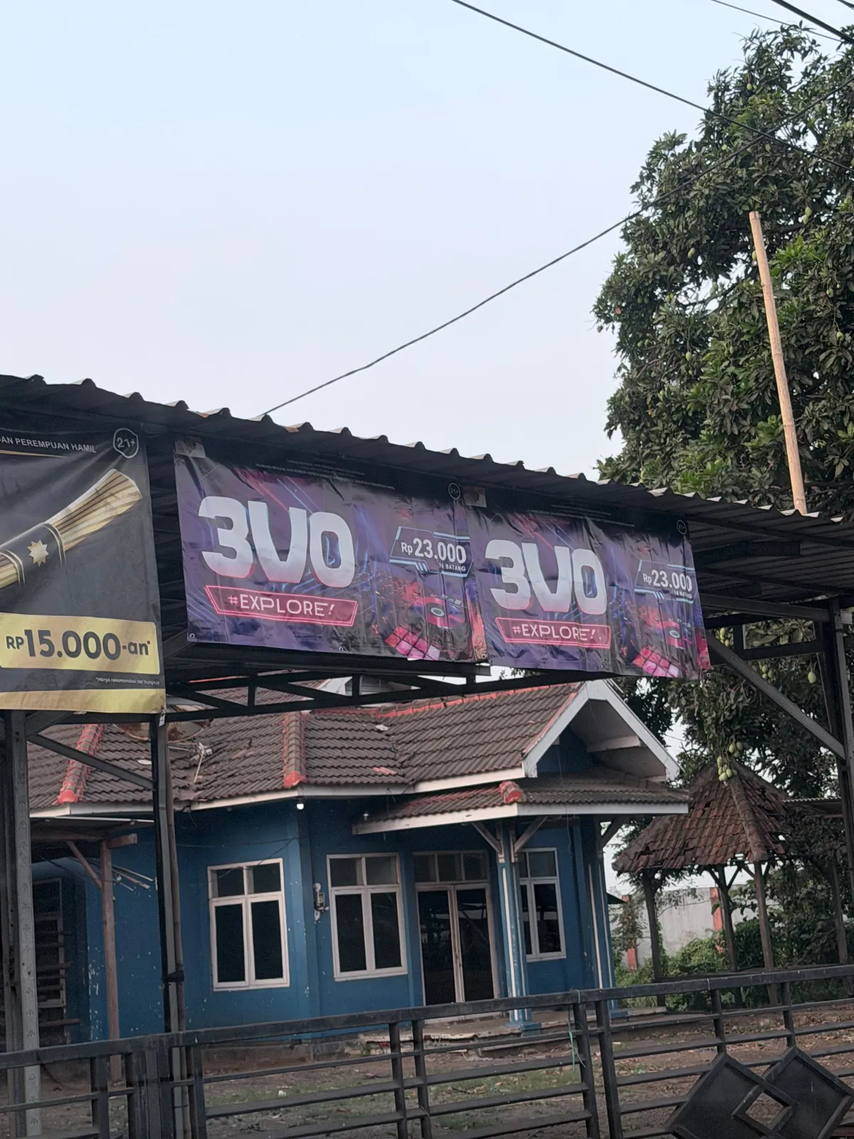 Diduga Banner "3VO" Dipasang Tanpa Izin, Pemilik Toko Siapkan Gugatan ke PT Prima Lestari Tobeko dan Vendor