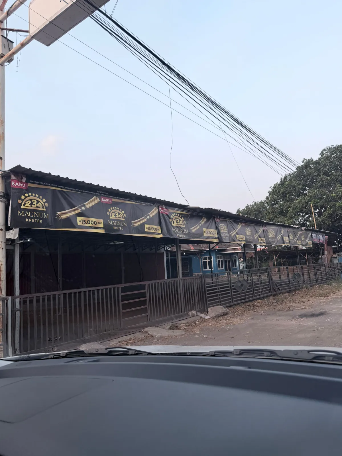 Diduga Banner "Magnum Kretek" Dipasang Tanpa Izin, Pemilik Toko Siapkan Gugatan ke PT HM Sampoerna dan Vendor