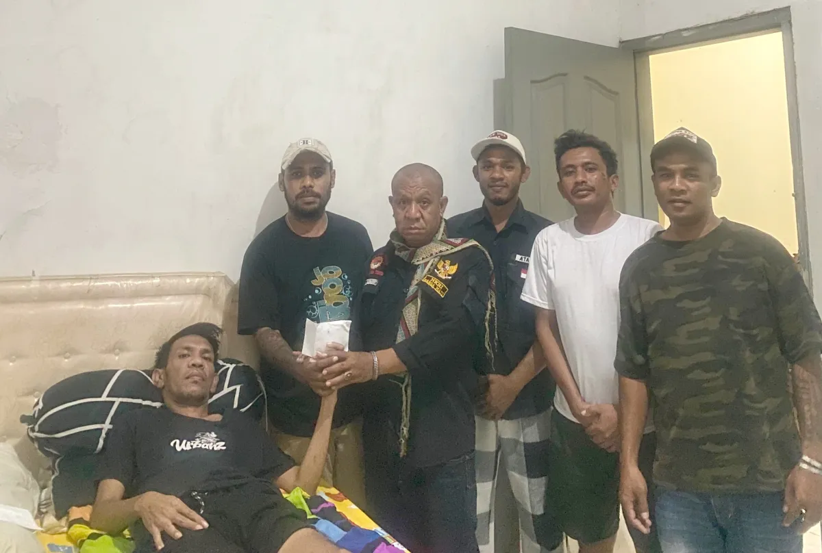 Komunitas Belu Atambua Pererat Solidaritas, Jenguk Alim Making yang Sedang Sakit